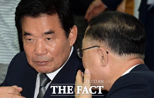 지난 22일 출범한 국정기획위원회가 최근 문재인 정부 5년간 국정운영 밑그림을 그리는 데 속도를 내고 있다. 서울 종로구 통의동 금융감독원 연수원에서 열린 국정기획자문위원회 회의에 참석해 홍남기 국무조정실장과 대화를 나누는 김진표(왼쪽) 위원장./임영무 기자