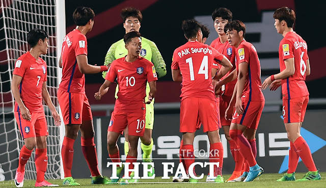 한국이 전반 선취골을 허용한 가운데 선수들이 한데 모여 대화를 나누고 있다.