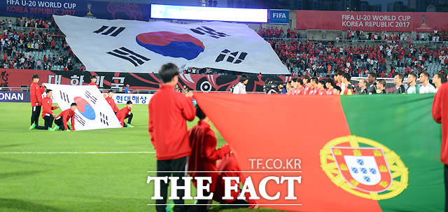 한국 붉은악마 응원단이 애국가 체창 때 대형 태극기를 펼치고 있다.