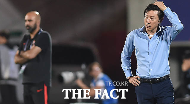 한국이 0-2로 리드를 당하는 사이 신태용 감독이 포르투칼 에밀리우 페이시 감독의 분위기가 비교 되고 있다.