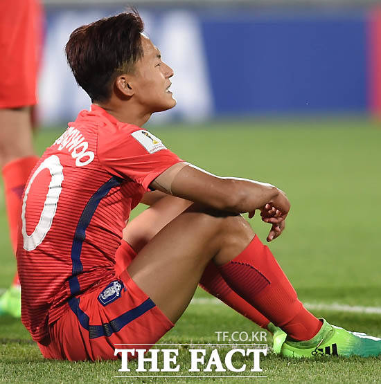 한국 이승우가 후반 프리킥을 얻어낸 뒤 앉아서 숨을 고르고 있다.