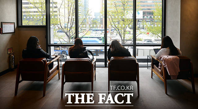 광화문의 한 커피전문점에는 1인 테이블과 의자를 배치하고 혼커족의 발길을 사로잡고 있다.