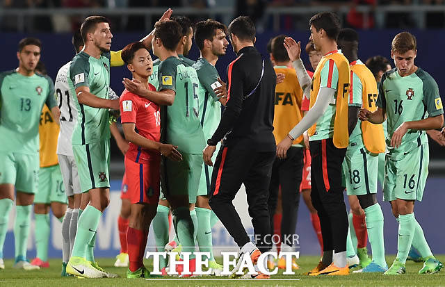 한국이 1-3으로  패하며 8강진출이 좌절된 가운데 이승우가 포르투칼 선수들과 인사를 나누고 있다.