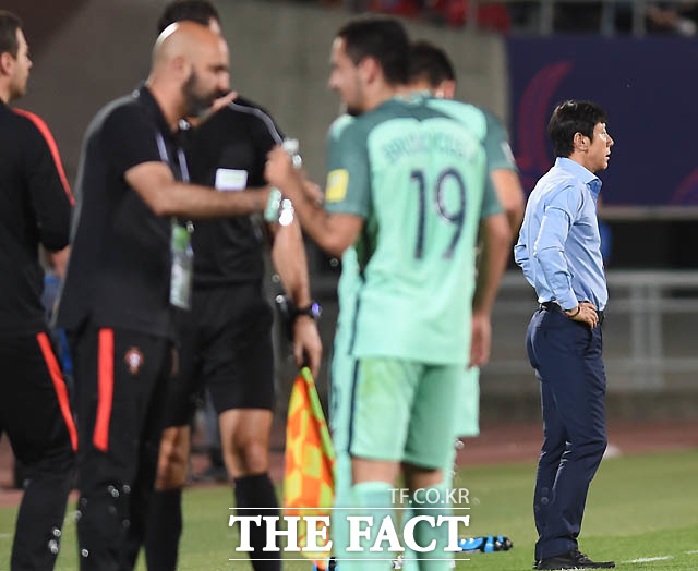 한국 신태용 감독이 전반 두번째 골을 허용한 뒤 안타까운 표정으로 그라운드를 바라보고 있다.