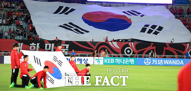 한국 붉은악마 응원단이 애국가 제창 때 대형 태극기를 펼치고 있다.