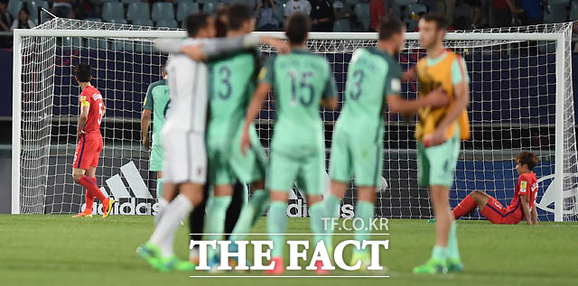 한국이 1-3으로 포르투칼에게 패하며 8강진출이 좌절된 가운데 경기 종료 후 허탈해 하고 있다.