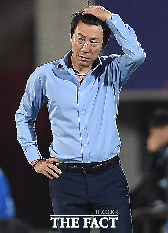 한국이 0-2로 리드를 당하는 사이 신태용 감독이 경기가 안풀리는 듯 안타까워하고 있다.