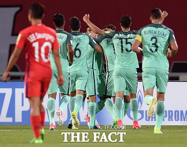 한국이 전반 선취골을 허용한 가운데 이승우가 안타까운 표정으로 골대 앞으로 걸어가고 있다.