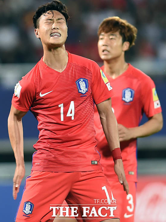 한국 백승호가 후반 프리킥이 골대를 벗어나자 아쉬워하고 있다.