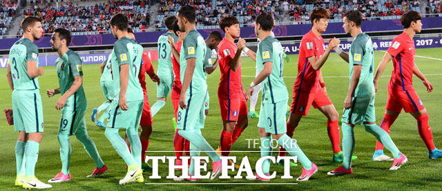 경기 앞서 인사 나누는 대한민국-포르투갈