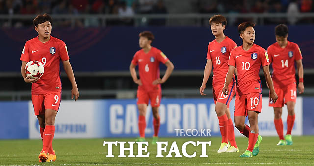 한국선수들이 후반 세번째골을 허용하자 안타까운 표정을 보이고 있다.