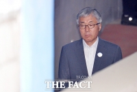 [TF포토] 힘 없이 법정 향하는 김종덕 전 장관