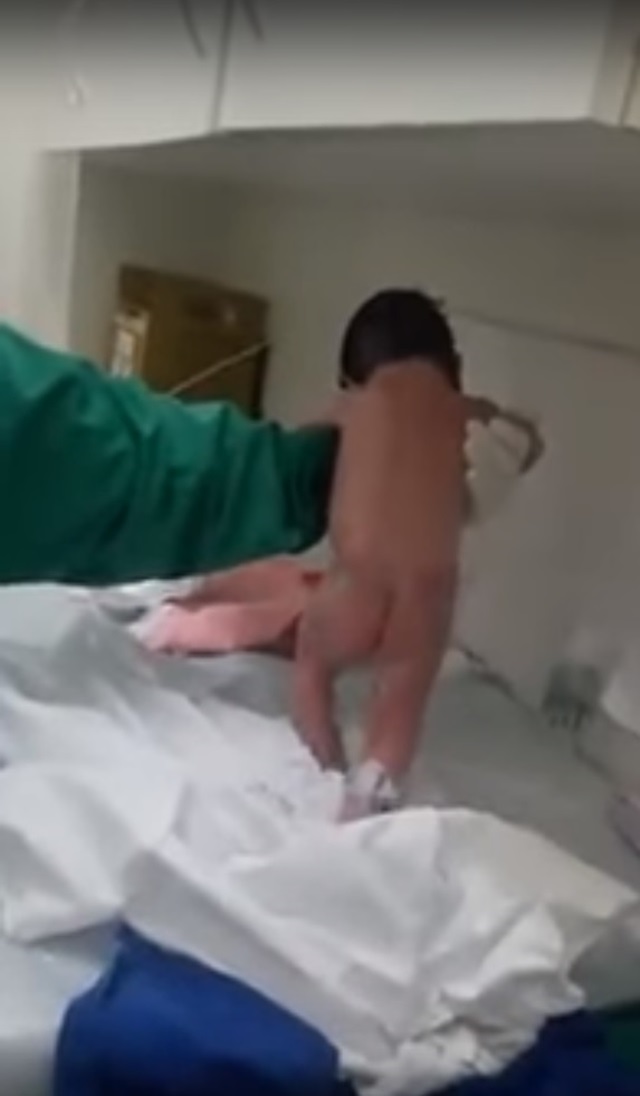 갓 태어난 여자 아기 누구보다 빠른 첫 걸음 29일 영국 매체 더 선은 브라질의 한 여자 아기가 엄마 뱃속에서 나온지 몇 분 만에 걷기 시작했다고 보도했다./유튜브 캡처
