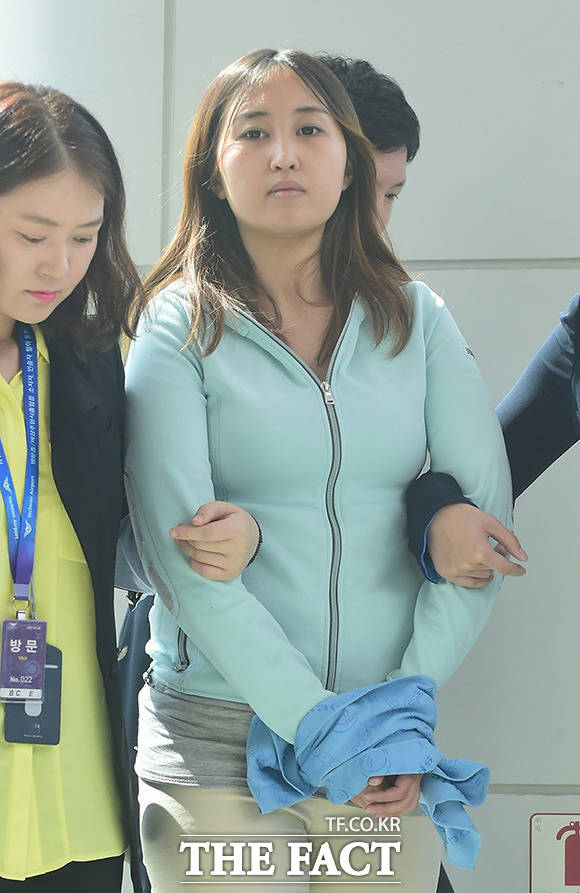 박근혜정권 국정농단의 핵심인물인 최순실 딸 정유라 씨가 31일 오후 인천시 중구 인천국제공항 계류장에서 검찰에 압송되고 있다. /사진공동취재단