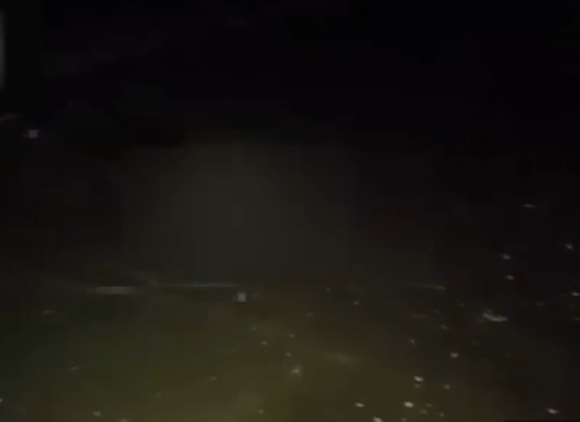 31일 인터넷 개인방송 진행자(BJ)로 활동 중인 A씨는 이날 새벽 생방송 중 부산 다대포해수욕장에서 변사체를 발견해 경찰에 신고했다. /유튜브 캡처