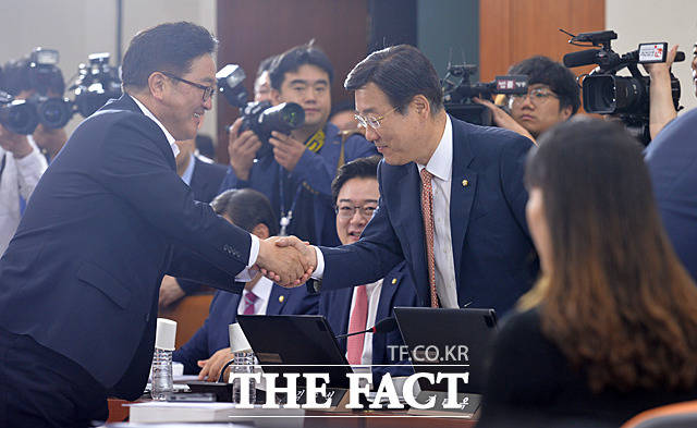 악수하는 우원식 더불어민주당 원내대표(왼쪽)와 자유한국당 김종석 의원