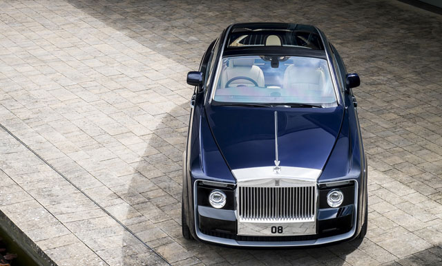 롤스로이스는 지난달 27일 이탈리아 빌라 데스테에서 열린 세계 최대 클래식카 전시회 콩코르소 델레간차에서 코치빌드 모델인 스웹테일을 소개했다. /롤스로이스 제공