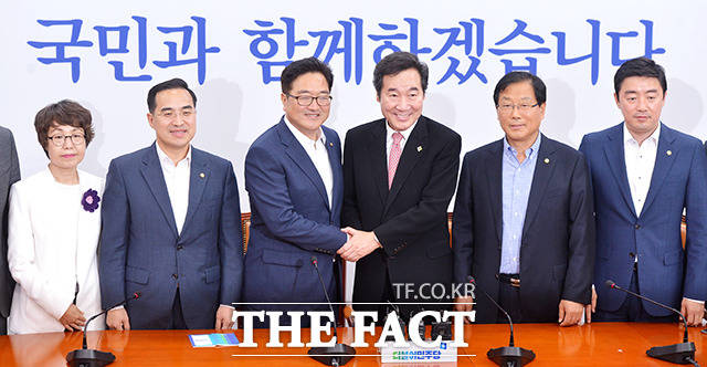 이낙연 신임 국무총리(왼쪽에서 네번째)가 1일 오전 서울 여의도 국회를 찾아 우원식 더불어민주당 원내대표 등 당의원들을 예방하고 있다./이덕인 기자