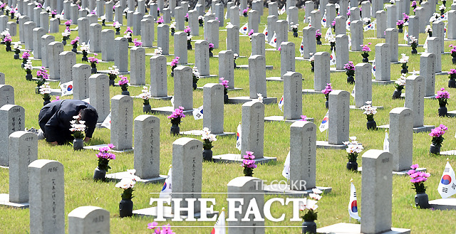 현충일, 순국선열과 호국영령을 기리위해 제정 6일 제62회 현충일을 맞아 순국선열과 전몰장병의 명복을 빌기 위해 오전 10시부터 사이렌 소리와 함께 1분간 묵념을 한다./더팩트 DB