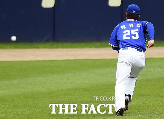 삼성 배영섭이 4회초 1사 1.2루에서 두산 박건우의 플라이를 잡으려다 미끌어지며 볼을 놓치고 있다.