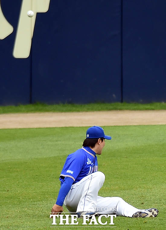 삼성 배영섭이 4회초 1사 1.2루에서 두산 박건우의 플라이를 잡으려다 미끌어지고 있다.