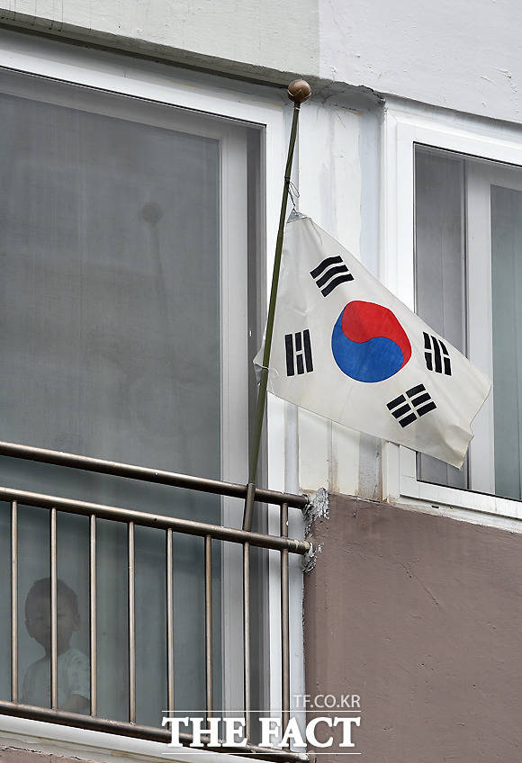 나라를 위해 싸우다 숨진 장병과 순국선열들의 충성을 기리기 위해 정해진 날인 현충일은 조의를 표하는 날인 만큼 태극기 깃면의 너비(세로)만큼 내려서 달아야 한다. 완전한 조기를 달 수 없는 경우는 바닥 등에 닿지 않도록 최대한 내려 달아야 한다.