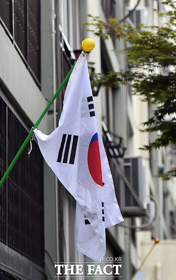 5대 국경일(3.1절, 제헌절, 광복절,개천절, 한글날)과 국군의 날 및 정부지정일에는 태극기 깃봉과 깃면의 사이를 떼지 않고 단다.