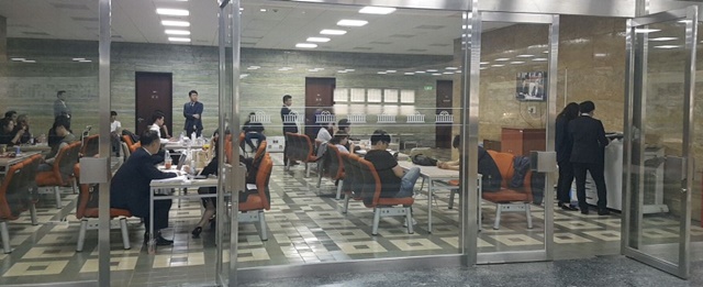 7일 국회 외교통일위원회에서 강경화 외교부 장관 후보자에 대한 인사청문회가 열린 가운데 외교부 소속 공무원들이 밖에서 자료 등을 준비하며 대기하고 있다./국회=오경희 기자