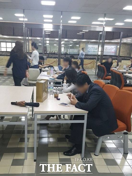 청문회장 밖에서 휴대전화로 생중계를 시청 중인 외교부 소속 공무원들./오경희 기자