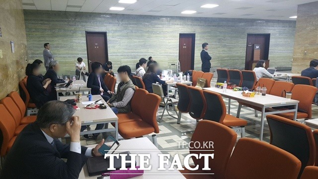 외교부 직원들이 외통위 회의실 밖에 설치된 TV로 강 후보자에 대한 청문회 과정을 지켜보고 있다./오경희 기자