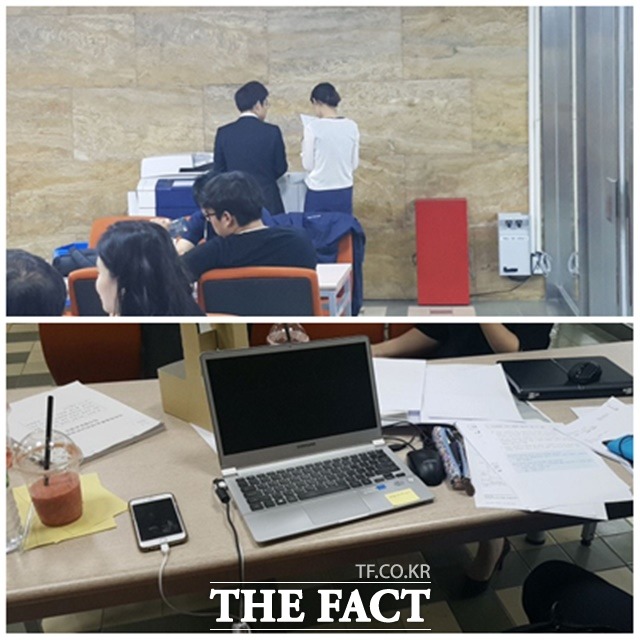 자료를 복사 중인 직원들과 테이블 위에 놓인 노트북 및 청문회 준비 자료./오경희 기자