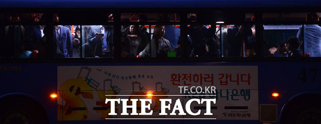 오후 10시가 넘은 시각, 서울 종로 1가 정류장에서 업무를 마치고 퇴근하는 직장인과 학원가에서 수업을 마치고 집으로 향하는 시민들이 버스에 몸을 싣고 집으로 향하고 있다.