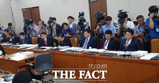 자유한국당 윤상현 의원이 강 후보자에게 질의하고 있다./오경희 기자