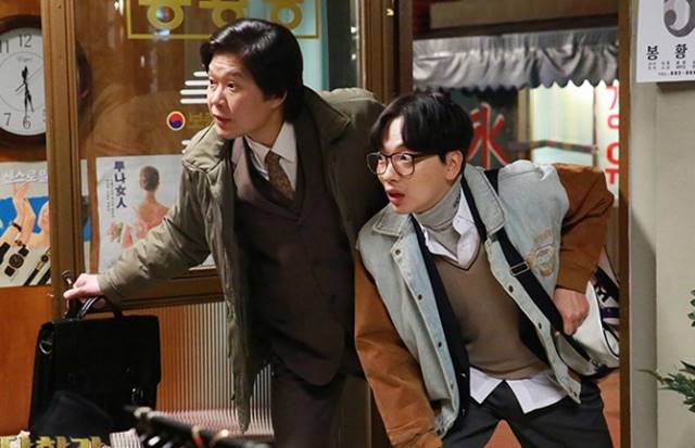 유재명은 응답하라 1988에서 극 중 이동휘의 아버지이자 주요 인물들의 학교 학생주임 선생님 역할로 시청자들의 사랑을 받았다. /tvN 제공
