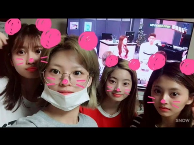 냄비받침 트와이스, 본방사수 해주실 거죠? 7일 트와이스는 인스타그램에 자신들이 출연한 KBS 새 프로그램 냄비받침 본방 사수를 팬들에게 부탁하는 영상을 올렸다. /트와이스 인스타그램 캡처