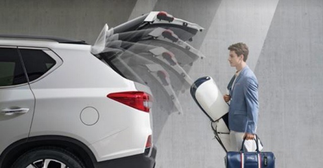 G4 렉스턴은 기존 뒤범퍼 하단부에 발을 넣었다 빼야 하는 오토 테일게이트와 달리 차량 후방에 약 3초간 머물면 트렁크 문이 자동으로 열린다. /쌍용차 제공