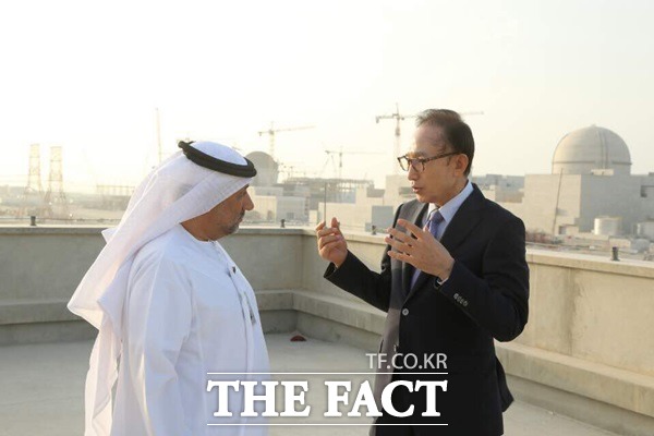 이명박 전 대통령(오른쪽)이 지난해 11월 UAE 바라카 원전 시찰 중 모아메드 알 나흐얀 왕세제와 환담을 하고 있다./더팩트DB