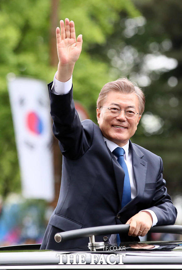 문재인 대통령이 지난달 10일 낮 12시 서울 여의도 국회의사당 로텐더홀에서 열린 제19대 대통령 취임선서 행사를 마친 뒤 곧바로 업무에 돌입한 지 오는 10일로 한 달을 맞는다./배정한 기자