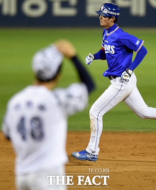 삼성 구자욱이 8회초 2사 1루에서 우월 동점 투런홈런을 친 뒤 그라운드를 돌고 있다.