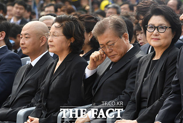 지난달 23일 오후 경남 김해시 봉하마을 대통령 묘역에서 열린 노무현 전 대통령 8주기 추도식에서 눈물을 닦는 문 대통령./사진공동취재단