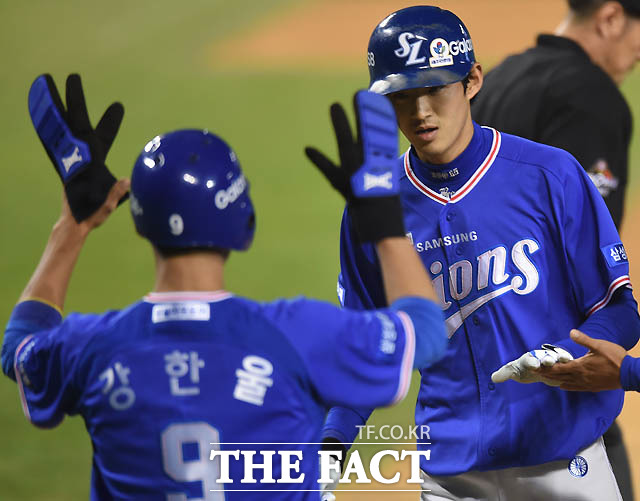 삼성 구자욱이 8회초 2사 1루에서 우월 동점 투런홈런을 친 뒤 강한울의 환영을 받고 있다.