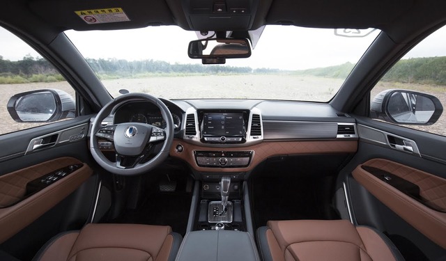 G4 렉스턴 실내에는 7인치 대형 LCD 클러스터, 9.2인치 AVN은 물론 최고급 나파가죽 퀼링 시트로 화려함을 더했다. /쌍용차 제공