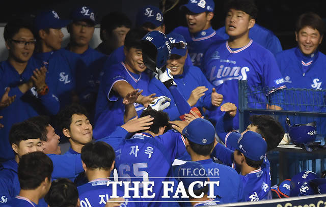 삼성 구자욱이 8회초 2사 1루에서 우월 동점 투런홈런을 친 뒤 동료들의 환영을 받고 있다.