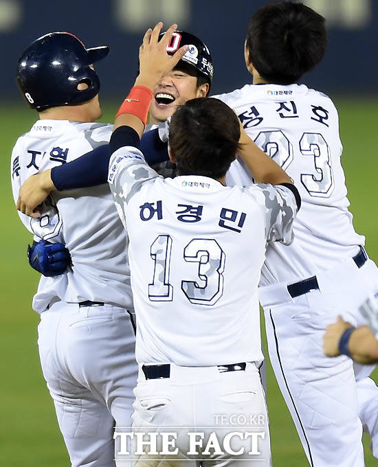 두산 김재환이 10회말 2사 1,3루에서 끝내기 적시타를 친 뒤 동료들과 환호하고 있다.