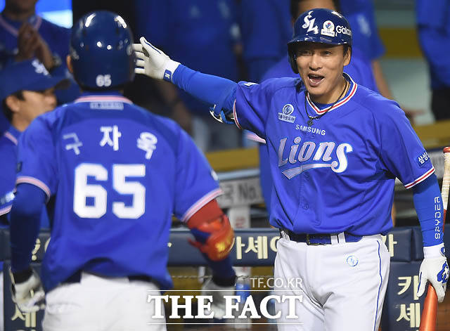 삼성 이승엽이 8회초 2사 1루에서 우월 동점 투런홈런을 친 구자욱을 환영하고 있다.