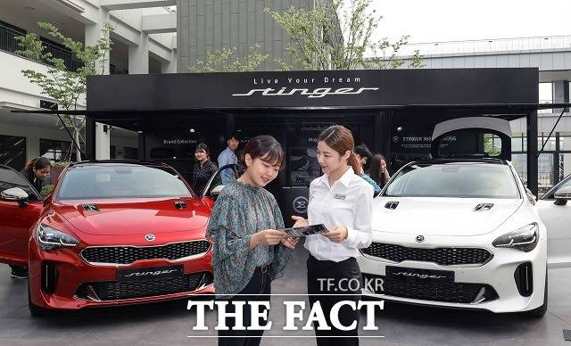 기아자동차는 오는 25일까지 김포 현대 프리미엄 아웃렛에서 자사 신차 스팅어를 체험할 수 있는 프리미엄 팝업 스토오 스팅어 스테이션을 운영한다고 9일 밝혔다. /기아자동차 제공