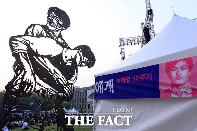 이한열 30주기 문화제 2017이 1987에게가 9일 오후 서울 시청 앞 서울광장에서 열린 가운데 이한열 열사의 모형이 세워져 있다. /남용희 기자