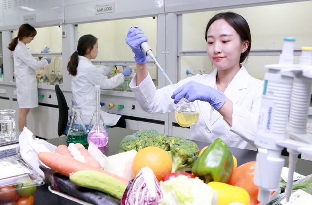 현대그린푸드가  ‘세계 인정의 날’을 맞아 산업통상자원부 국가기술표준원으로부터 산업통상자원부 장관상을 수상했다. 사진은 현대그린푸드 식품위생연구소 내부 모습. /현대백화점그룹 제공