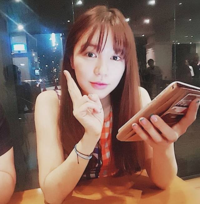 윤은혜 때아닌 열애설, 중국발 설레발 7일 중국 연예매체 시나연예가 배우 윤은혜가 열애한다며 증거로 SNS 일상 사진을 내놨다. 이에 소속사는 해프닝이다며 부인했다./윤은혜 인스타그램 캡처