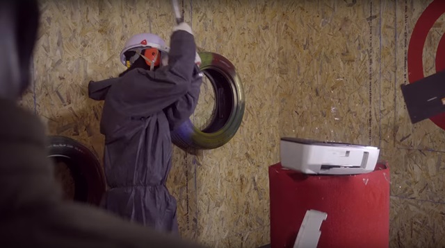 2030의 새로운 스트레스 해소법, 스트레스 해소방 인기 2030 사이에서 스트레스를 해소하는 방법으로 물건을 깨부수거나 소리를 지를 수 있는 스트레스 해소방이 인기다./유튜브 캡처